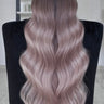 Zdjęcie z modelką – TAPE-IN EXTENSIONS Z WŁOSÓW NATURALNYCH, Czarny & Jasny Różowy-Srebrny Blond Deluxe Line – Rubin Extensions®