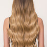 Zdjęcie z modelką – TAPE-IN EXTENSIONS Deluxe Line, Kasztanowy-Ciemny Brąz & Miodowy Blond – Rubin Extensions®