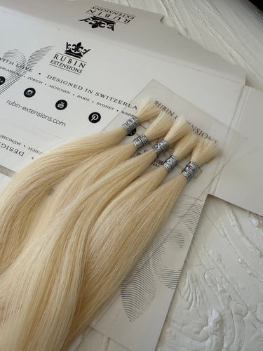 Zdjęcie z bliska – WŁOS SUROWY | Włos Cięty  Extensions - Excellence Line - Jasny Blond – Rubin Extensions®