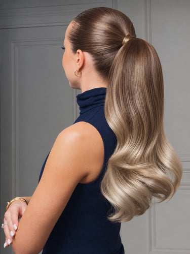 Zdjęcie na modelce — Rubin Extensions Ponytail - z Włosów Naturalnych Extensions - Sombre Czekoladowy-Ciemny Brąz & Platynowy Blond